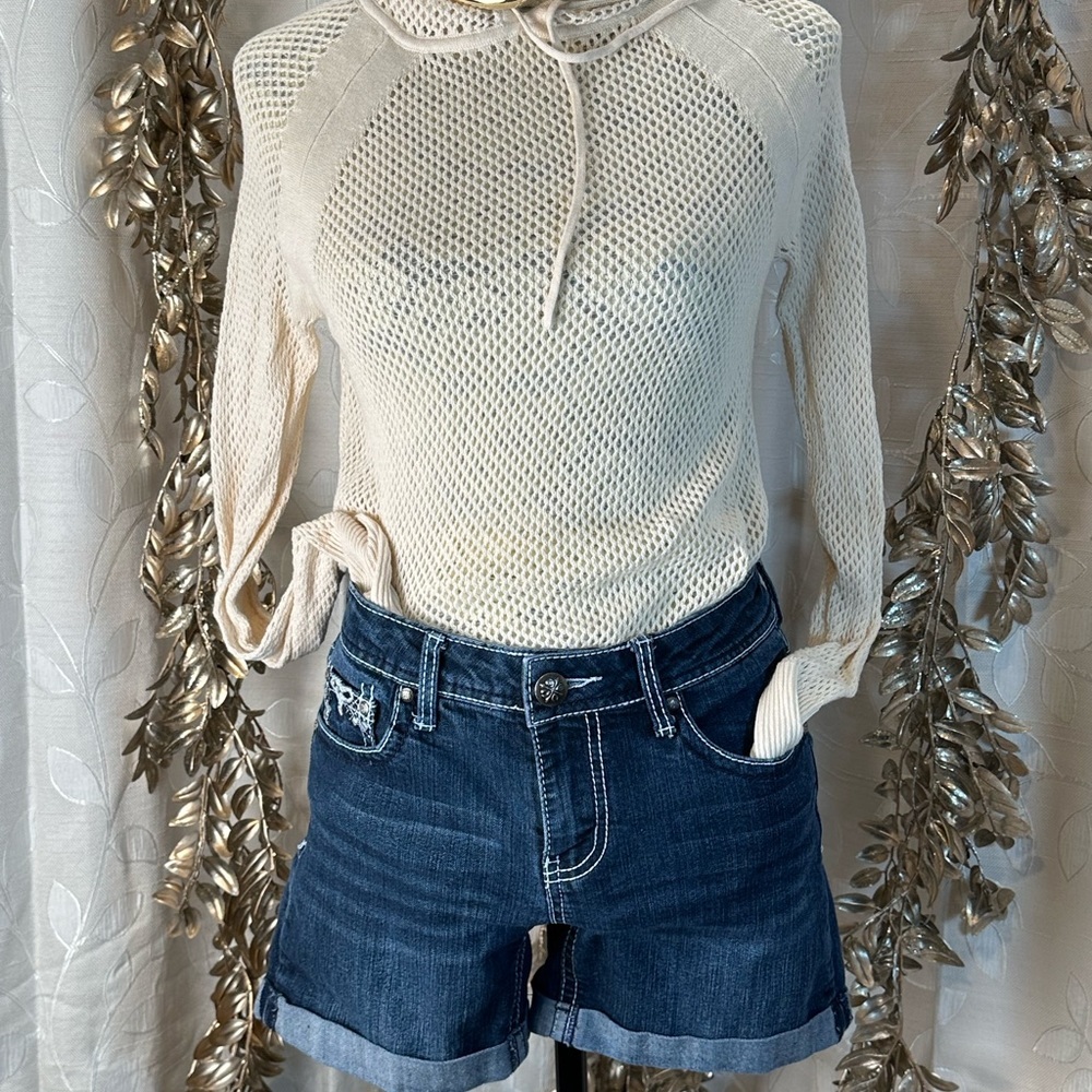 Women's‎ Denim Shorts with Embroidered Pockets - Picture 3 of 11